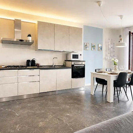 Azzurra Beths House * ברנצונה סול גארדה